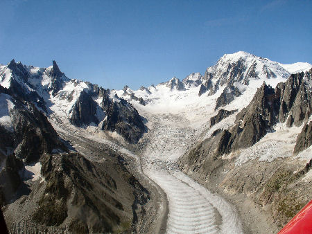 mt blanc Au fonc, le Glacier du Géant, avec l'Aiguille du Géant à gauche et le Mont-Blanc à droite. Au premier plan, le Glacier du Tacul